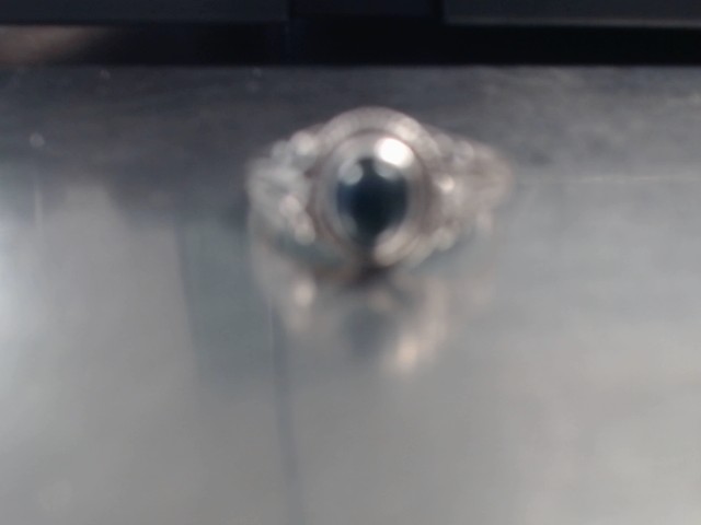 Bague avec pierre centrale