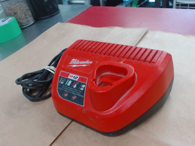 Charger m12 milwaukee