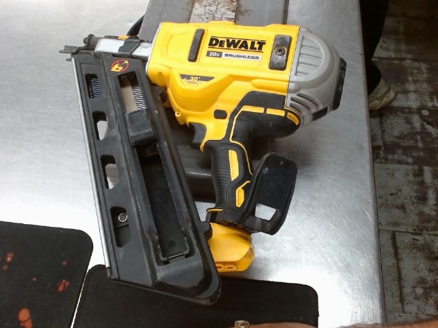 Cloueur dewalt en bonne etat