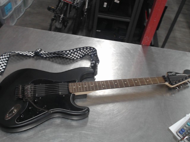 Guitare electrique (6 cordes)+case mou