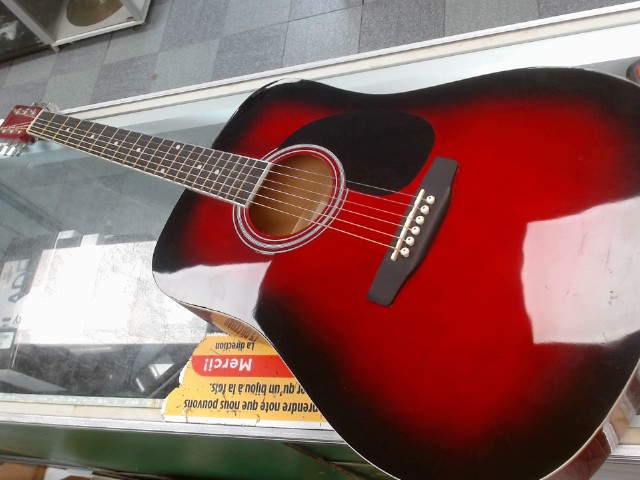 Guitare acoustic rouge-noir