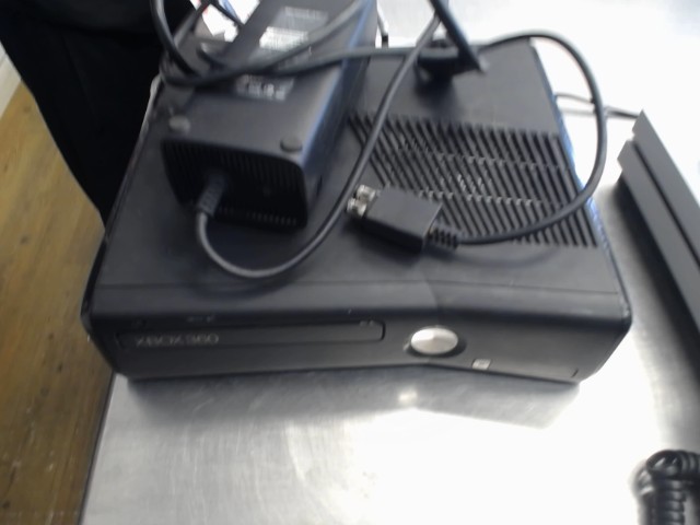 Xbox 360 avec son fil d'alimentation