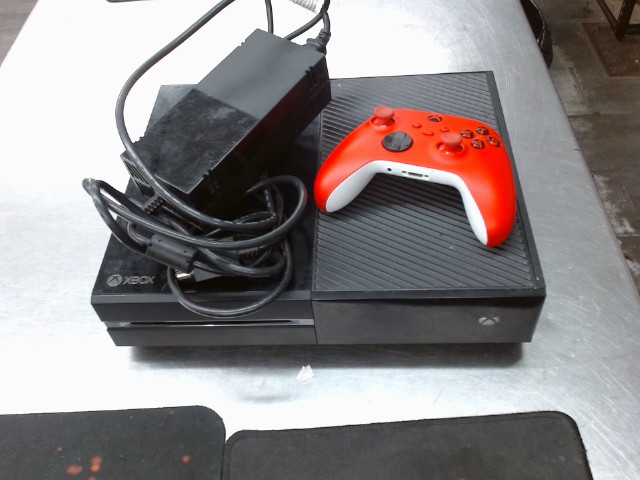 Xbox one avec manette rouge et fil