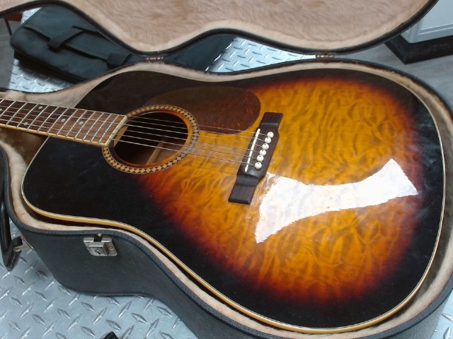 Guitar sunburst d71ts