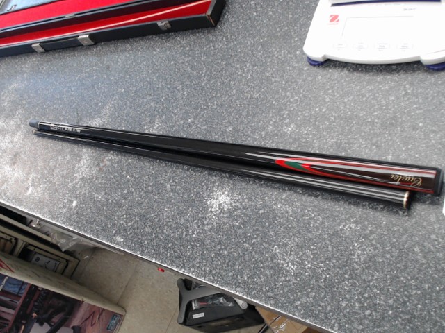 Pool cue dans case