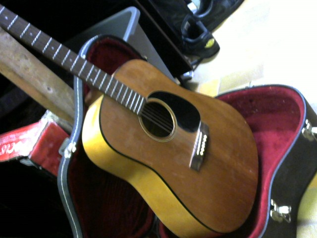 Guitare accoustique dans case