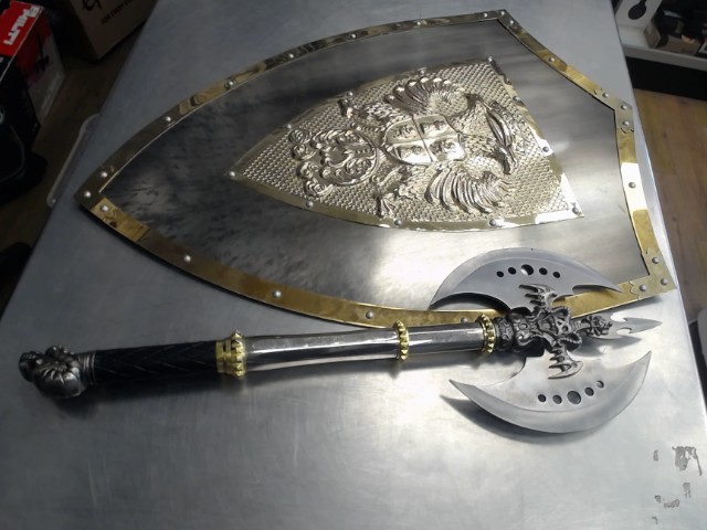 Bouclier et hache de combat decoratif
