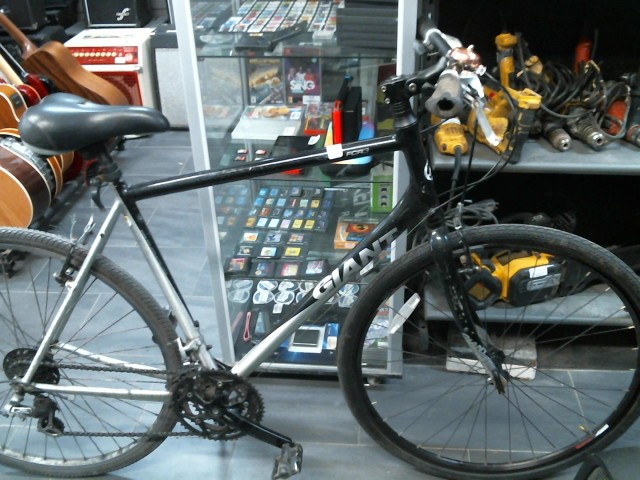 Velo de route noir giant