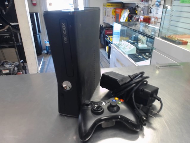 Xbox 360 avec fils et manette