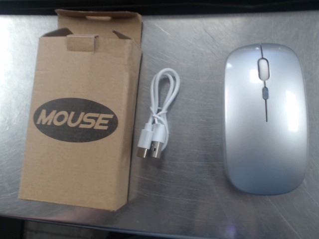 Petite souris blanche neuve dans bo