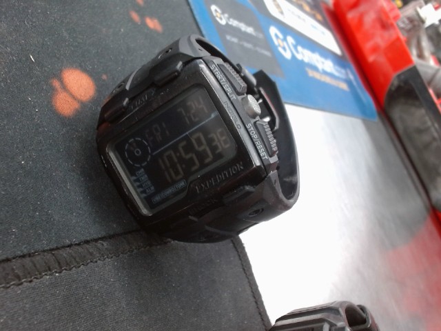 Montre noir sur noir