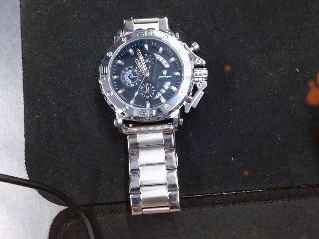 Montre argent fond bleu marin