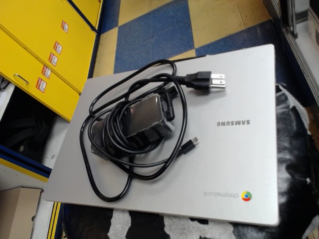 Samsung chromebook gris scratched