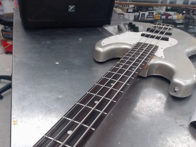 Guitare bass argent�e avec caisse