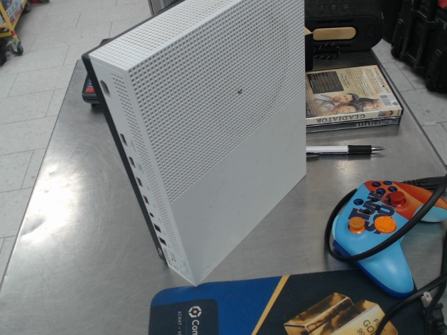 Xbox one s avec fils et manettes