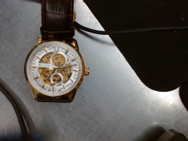 Montre a mouvement or et cuir brun