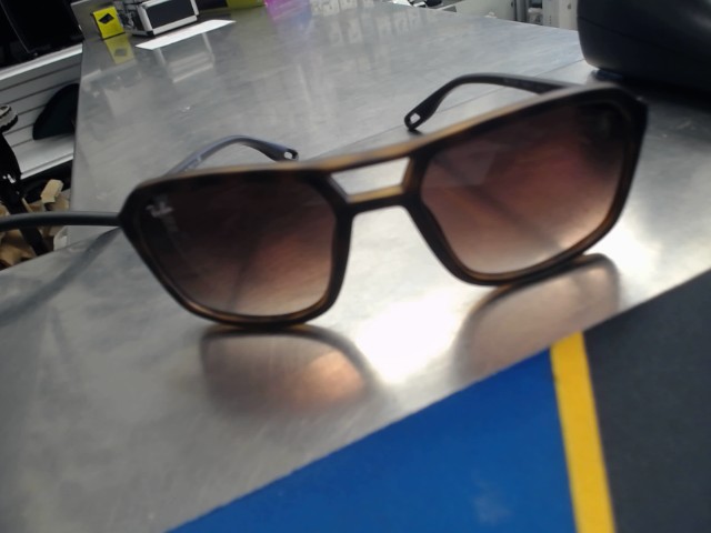Lunette de soleil ferrari