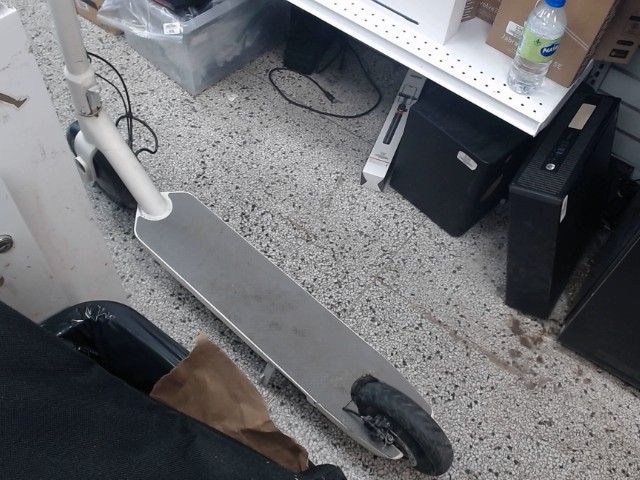 Trotinette blanche es10 +chargeur
