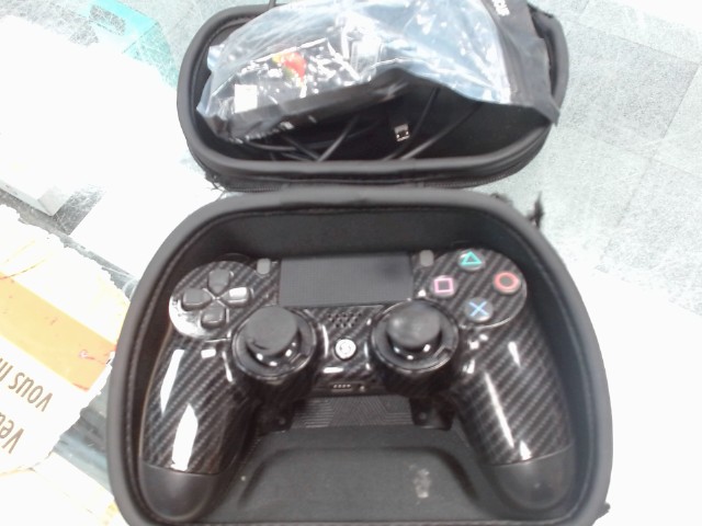Manette de ps4 avec case et acc