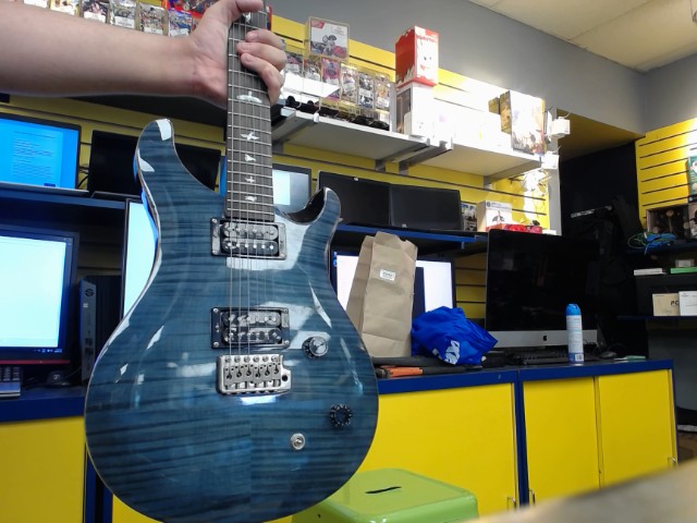 Guitare avec case dure noir