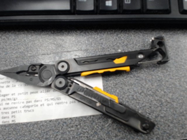Multi-tool gris et jaune
