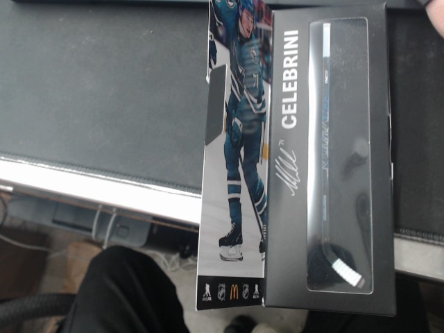 Figurine baton hockey celebrini