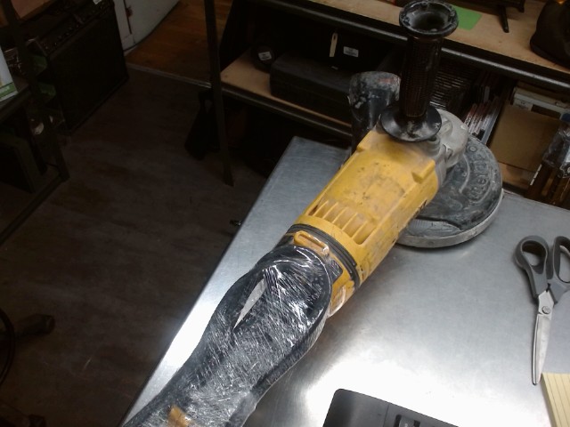 Grinder dewalt dwe4557 a fil
