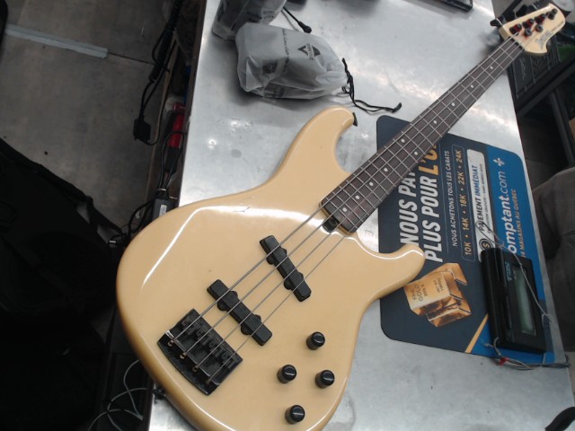 Basse elecxtrique couleur creme