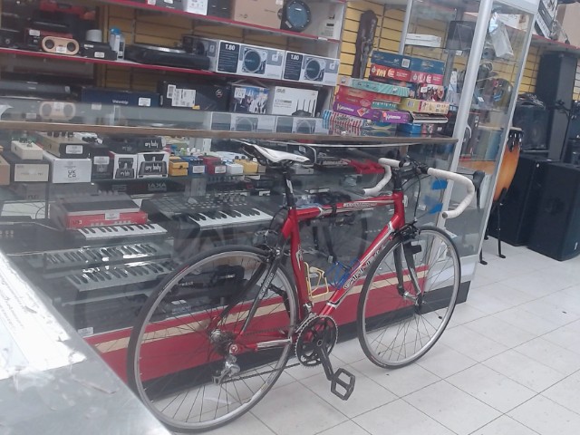 Velo de course rouge