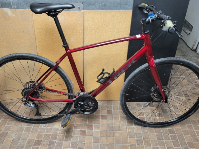 Velo de route en rouge avec 'trek