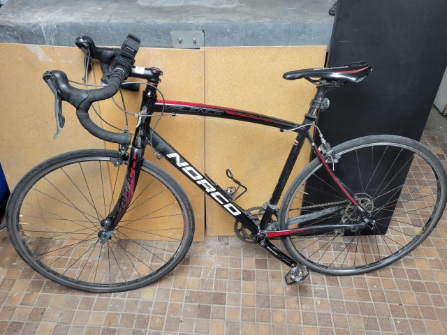 Velo en carbon noir et rouge