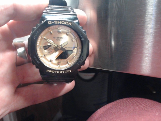 Montre gshock black and gold