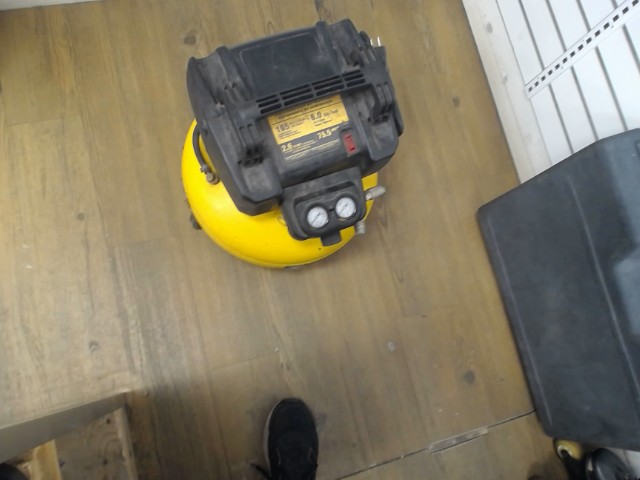 Compresseur dewalt 6 gallon