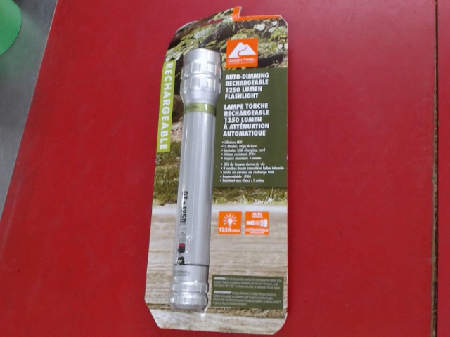 Lampe rechargeable 1250 lumen neuf/new