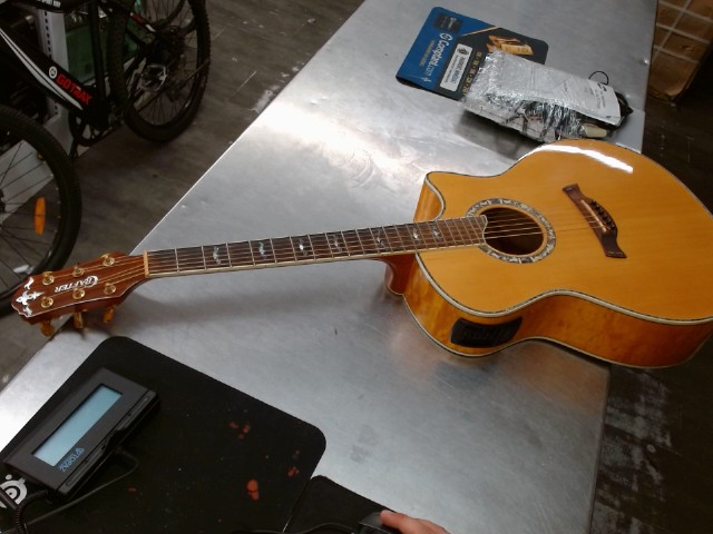 Guitar acoustic crafter bonne condition