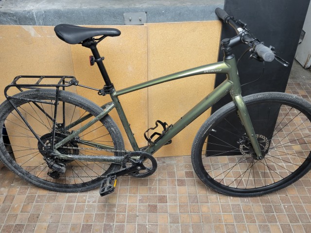 Flatbar gravel bike specialized green