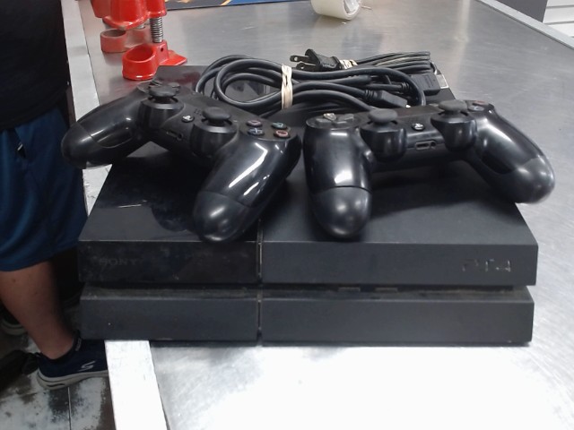 Ps4 + acc + 2 man