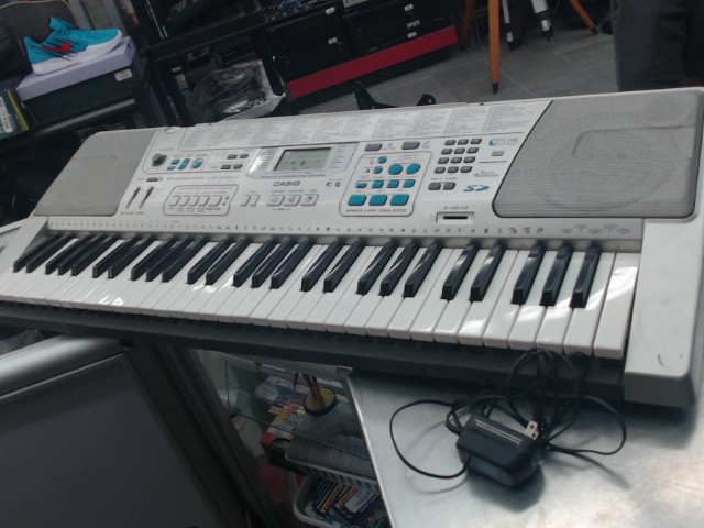Piano 61 touche test� avec fils power