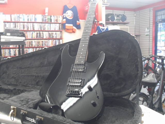 Guitare electrique noir avec sang case