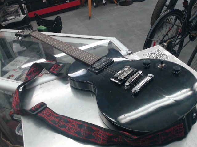 Guitare electrique noire avc stap rouge