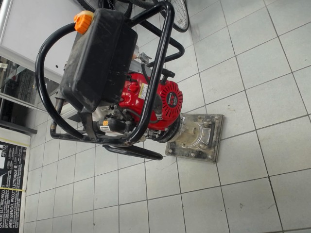 Jumping jack compactor/piloneuse