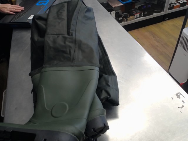 Fishing waders (suit de peche) vert
