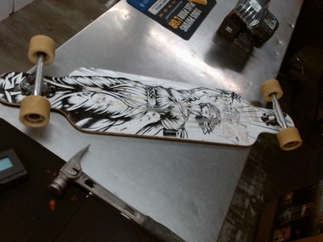 Skateboard noir et blanc approuve alex