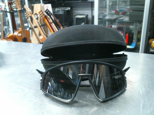 Lunette de soleil oakley avec case