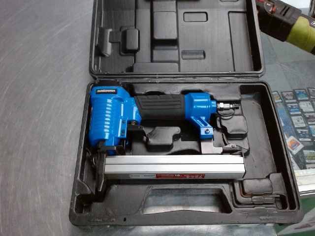 Agrafeuse pneumatique avec case
