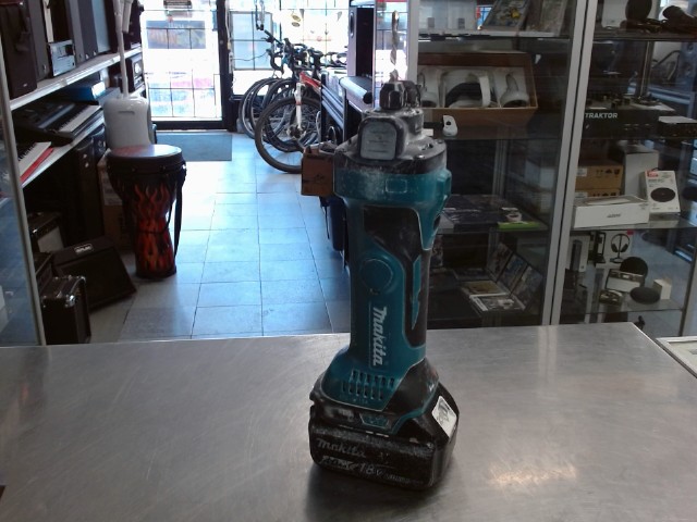 Drywall cutter avec batt