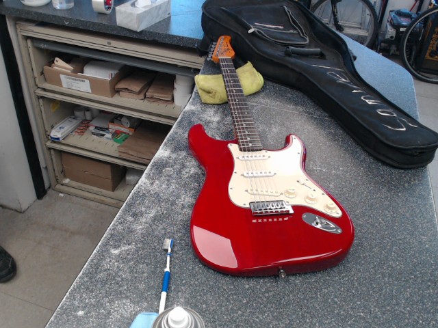 Guitar electrique rouge