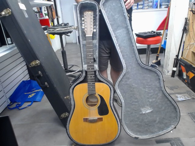 Guitare accoustique en assez bonne condi