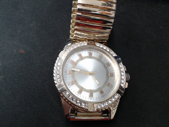 Petite montre dor�e a batterie