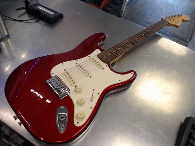 Guitare squier strat rouge